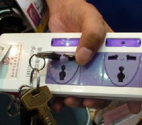 由于具有識別功能，插座只對標準插頭“來電”人體不受傷害