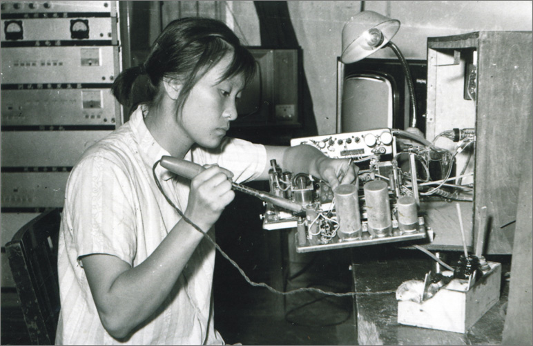 1970年，中國(guó)誕生第一臺(tái)彩色電視機(jī)，數(shù)年之后，長(zhǎng)虹才開(kāi)始電視機(jī)的研制