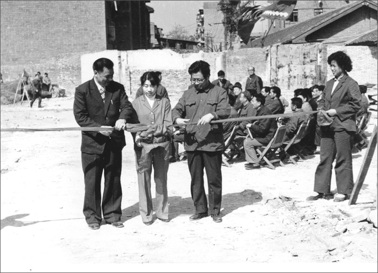 1986年，長(zhǎng)虹彩電工程奠基，這樣的剪彩儀式，剪出了中國(guó)最大的彩電生產(chǎn)基地之一