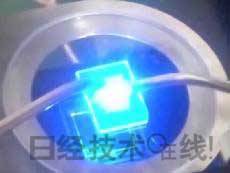   發(fā)光試驗中的LED元件?；宄叽纾?cm見方，元件尺寸：0.3mm見方，注入電流：約200mA，中心波長：450nm 