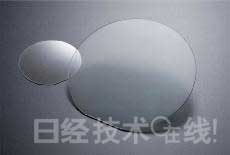 GaN晶圓。左為2英寸產(chǎn)品，右為4英寸產(chǎn)品