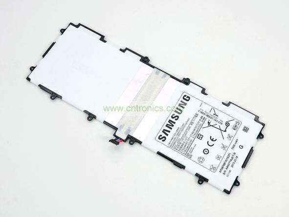 取出電池前要把周圍的帶狀電纜先拔出來，這個(gè)比較容易。Galaxy Note 10.1的電池容量為7000mAh,3.7V，預(yù)計(jì)續(xù)航時(shí)間8小時(shí)左右，重約136克，占據(jù)了整體重量的23%。不過為了減少機(jī)身厚度，電池做得很薄。