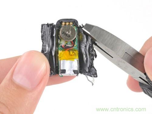 割開(kāi)塑料管道，剝離