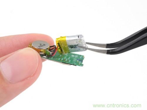 一個(gè)薄的金屬帶，電池是焊接在主板上