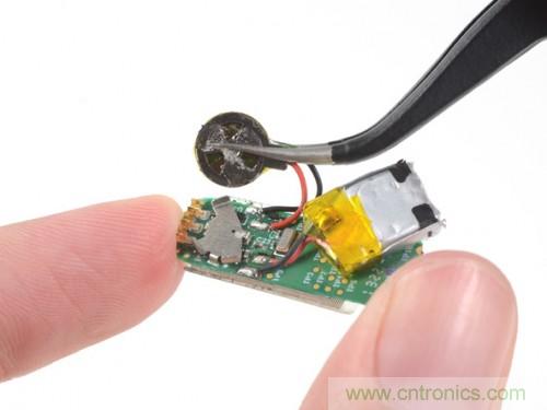 拿下電池，電池還沒(méi)有指甲蓋大，5-7天的電量