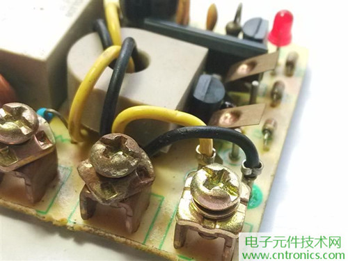漏電保護(hù)器拆解：結(jié)構(gòu)有差異，做工不錯