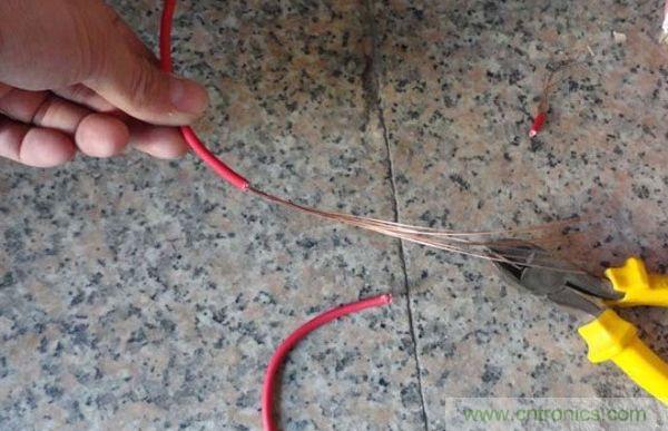 變廢為寶！風(fēng)扇散熱器變身山寨LED燈