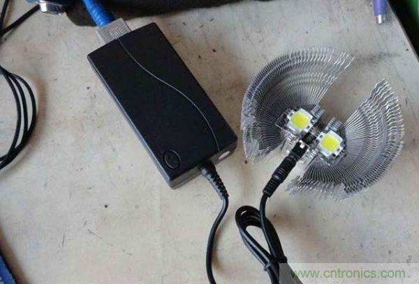 變廢為寶！風(fēng)扇散熱器變身山寨LED燈