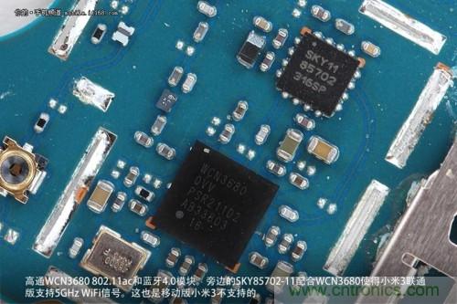 高通WCN3680 802.11ac和藍(lán)牙4.0模塊，旁邊的SKY85702-11配合其使用5GHz Wi-Fi頻段