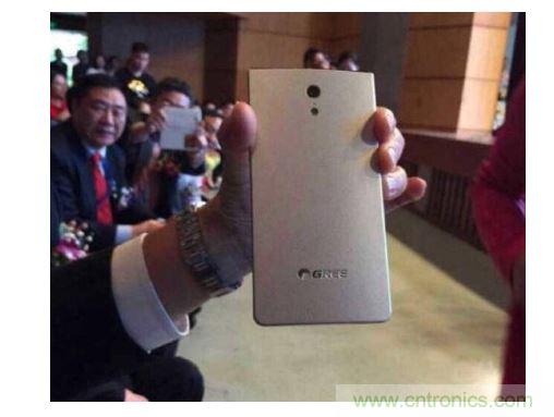 【導(dǎo)讀】在兩會期間，格力董事長董明珠對手機制造曾有過較為明顯的表態(tài)，她表示如果格力做手機，那么用戶在3年之內(nèi)是不用進(jìn)行更換的。然而就在不久之后，她又爆出了一條更為令人震驚的消息，格力手機已經(jīng)做出實體機了。  曝光的格力手機  格力手機的首秀出現(xiàn)在中山大學(xué)博學(xué)大講堂。董明珠今日參加中山大學(xué)博學(xué)大講堂上做“傳統(tǒng)企業(yè)的突圍成長”演講。演講中，董明珠話鋒一轉(zhuǎn)，談到了格力手機。“我們也很意外”，董明珠陪同人員表示，“董總突然叫她的秘書拿手機過來，然后跟大家說‘透露一下格力的手機已經(jīng)出來了，我也已經(jīng)用了’。”  按照內(nèi)部規(guī)劃，今年格力可能會將手機推向市場，但具體的正式發(fā)布時間尚未確定。在北京參加兩會期間，董明珠曾到奇虎360公司參觀，引發(fā)外界關(guān)于格力與360合作的大猜想。格力手機是代工還是自己造?售價多少?會否搭載格力智能家居系統(tǒng)?這一切都還沒有答案。格力集團市場部相關(guān)負(fù)責(zé)人表示，如果有消息會通過公司公告披露。  格力為什么做手機？外界最普遍的猜測是為布局智能家居。目前手機成為了公認(rèn)的智能家居入口，很多智能家居的遠(yuǎn)程遙控都通過手機來實現(xiàn)，再者，董明珠做事喜歡掌控大局，所以這個猜測很有可能是正確的。那么，可以肯定的是格力未來要做的智能家居，必然不是單一的硬件產(chǎn)品，而是一整套家居生態(tài)系統(tǒng)。