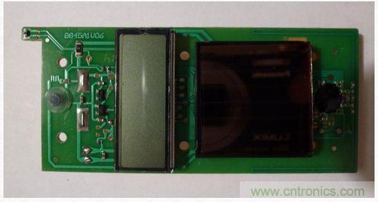 圖5：移開(kāi)電池后的PCB另一面。