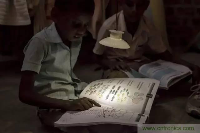 單靠重力就能工作的燈，將為15億人帶來光明