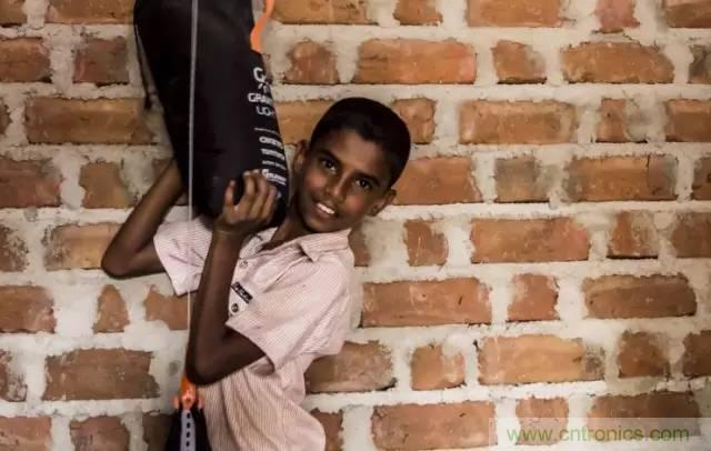 單靠重力就能工作的燈，將為15億人帶來光明