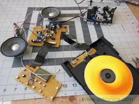 廢舊收音機如何變身成酷炫機器人？