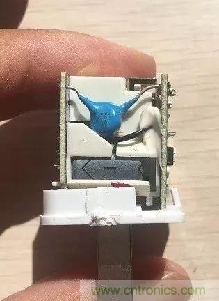 拆了個(gè)電容之后，我的iPhone也會自動訂房了