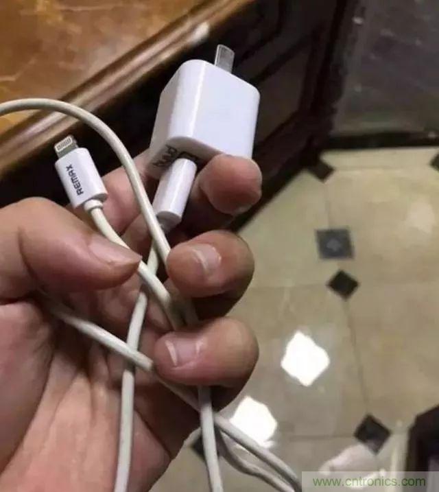 拆了個(gè)電容之后，我的iPhone也會自動訂房了