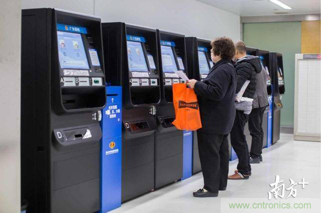 探路政務(wù)辦事柜臺(tái)&ldquo;無(wú)人化&rdquo;，引領(lǐng)&ldquo;互聯(lián)網(wǎng)+政務(wù)&rdquo;革新