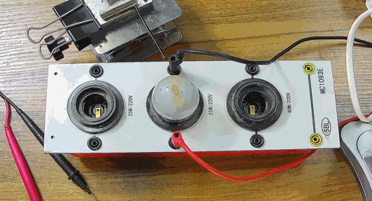 電燈泡內(nèi)通有交流電，為什么看不到燈泡在閃爍？