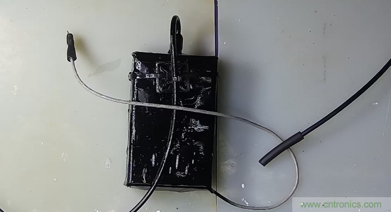 電燈泡內(nèi)通有交流電，為什么看不到燈泡在閃爍？
