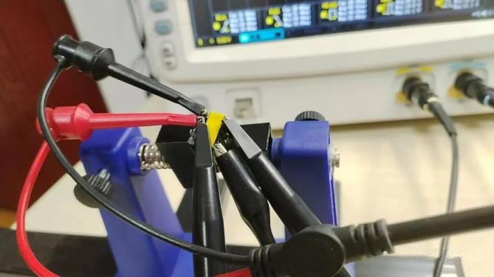 如何利用示波器快速判斷變壓器的同名端和異名端？