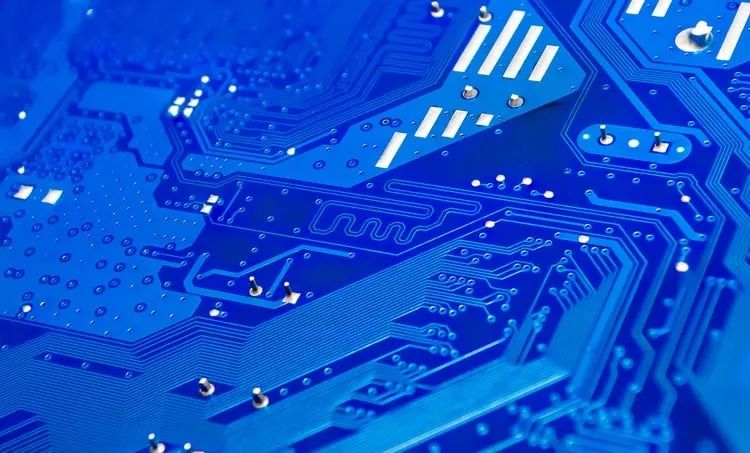 如何決定 PCB 中差分對的過孔阻抗？